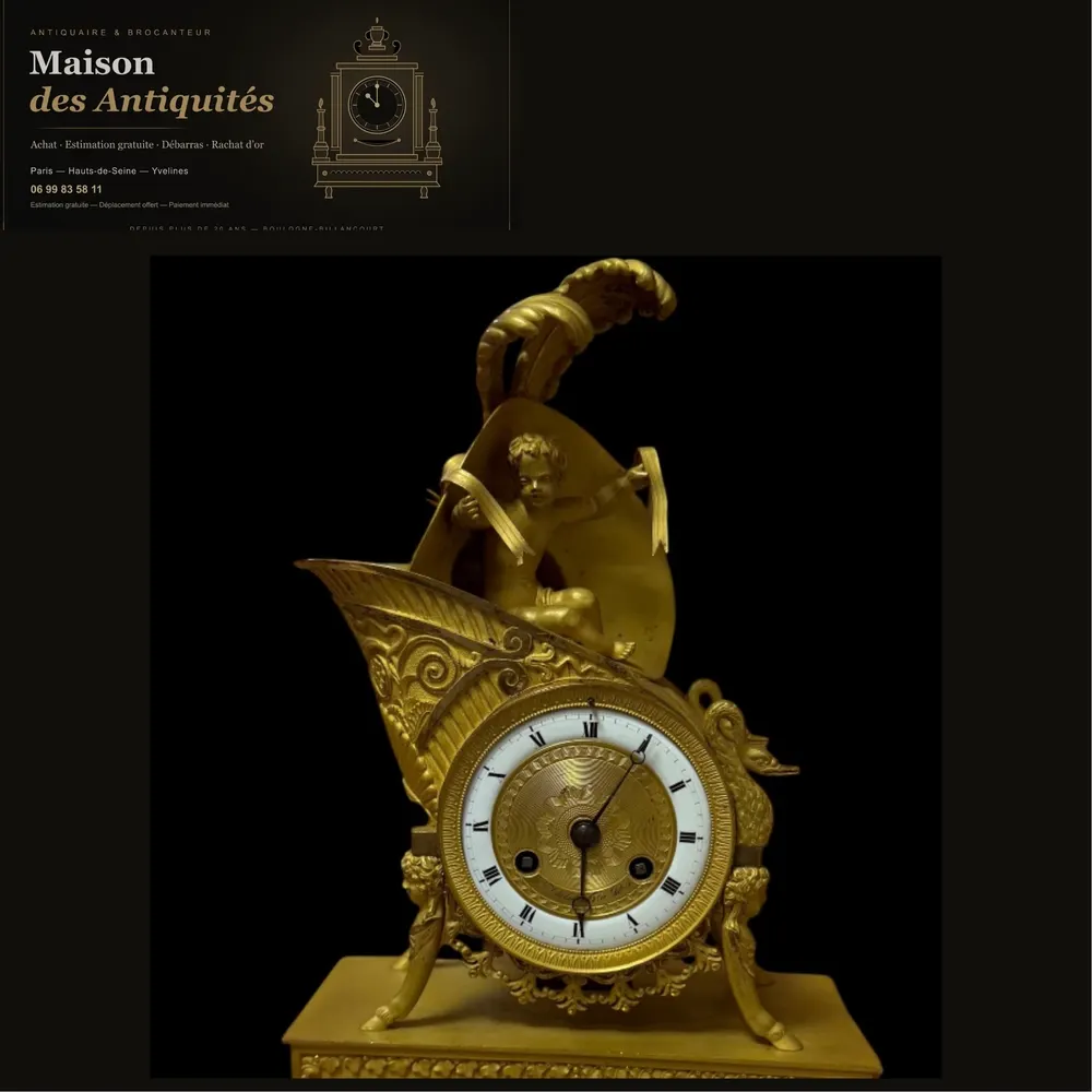 Pendule Empire “au chapeau bicorne napoléonien” avec angelot, bronze doré, Paris 1805-1810 — Pendules & horlogerie